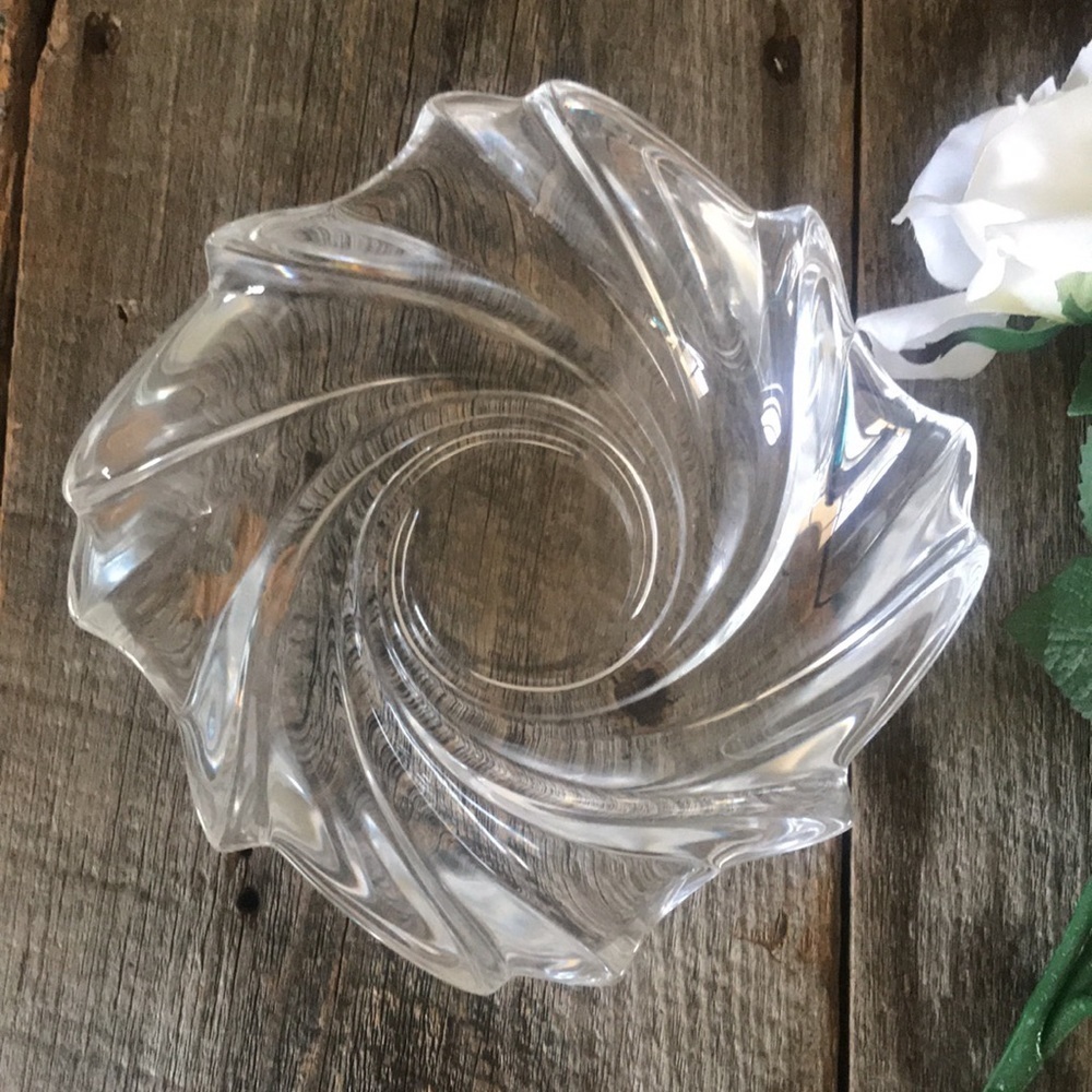 Claire Burke Swirl Cut Crystal Bowl - Picture 4 of 4